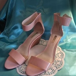 Women's pink sandal with a zipper 9M